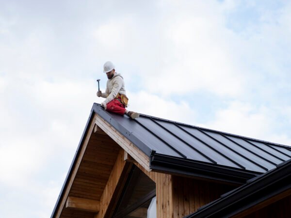homme-plein-coup-travaillant-sur-le-toit